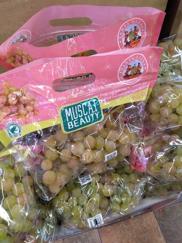 https://www.eatlikenoone.com/wp-content/uploads/2019/04/Muscat-Beauty-Grapes.jpg