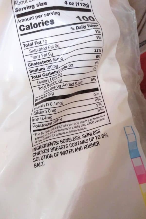 Los ingredientes que figuran en la parte posterior de una bolsa de pechugas de pollo congeladas, deshuesadas y sin piel, contienen hasta un 8% de solución de agua y sal kosher.