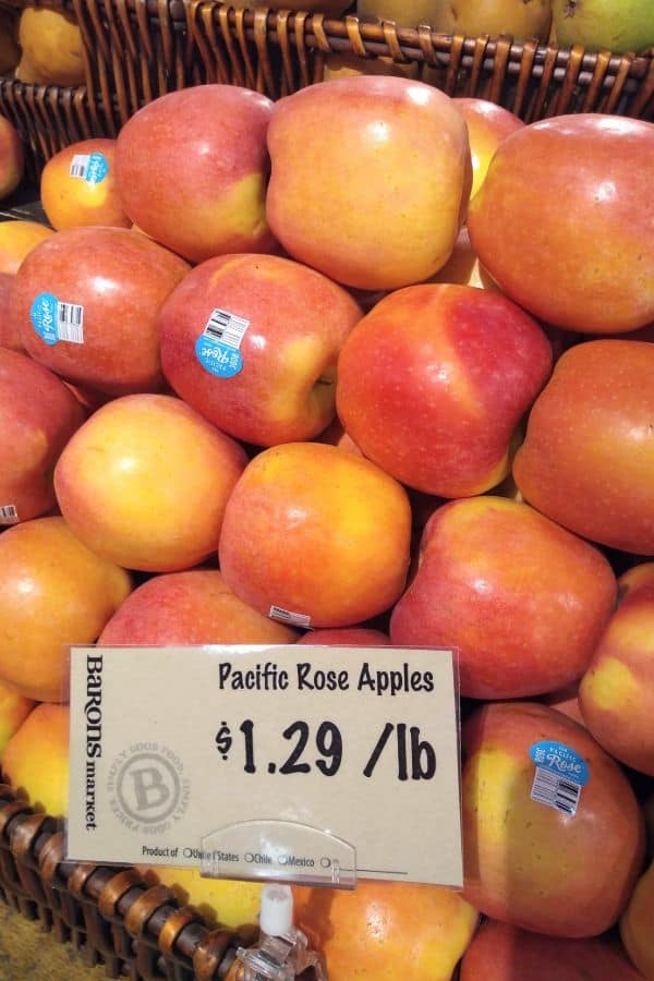 Un étalage de pommes de rose du Pacifique dans un magasin Barons à Wildomar, en Californie.
