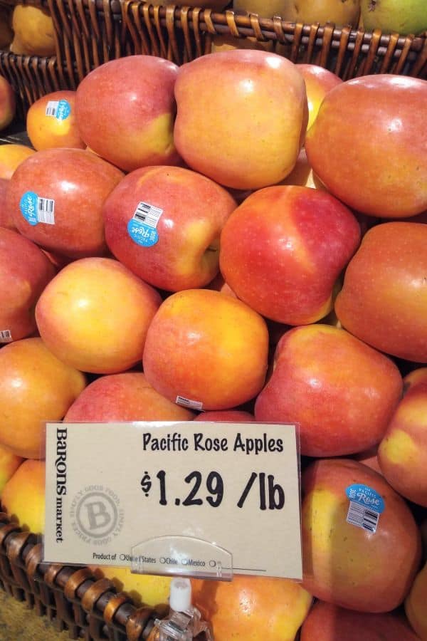 een vertoning van Pacific Rose appels in een Barons winkel in Wildomar, CA.