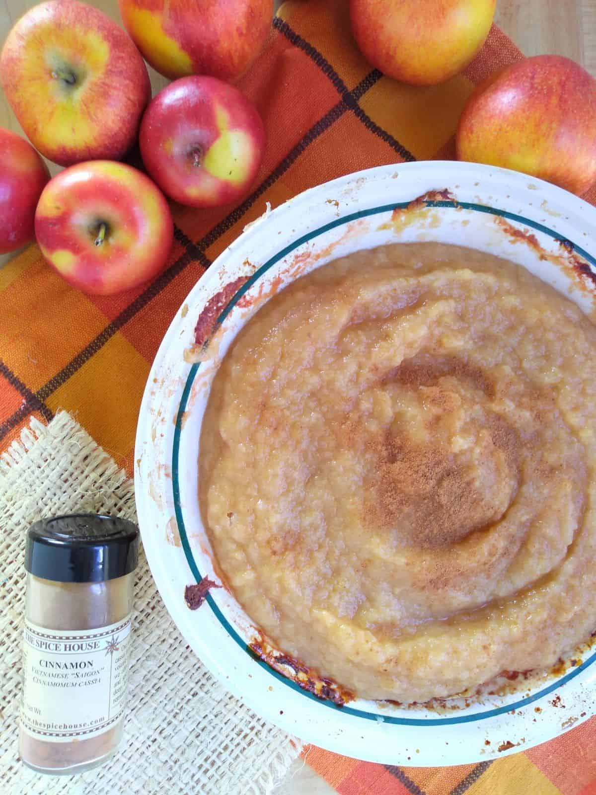 A circle pie pan filled with roasted applesauce.