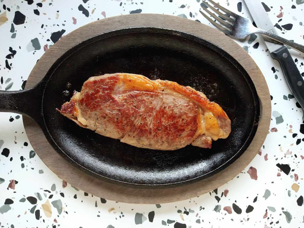 https://www.eatlikenoone.com/wp-content/uploads/2022/04/NY-Strip-Steak-Finished-on-Cast-Iron-Single-Serving-Skillet.jpg