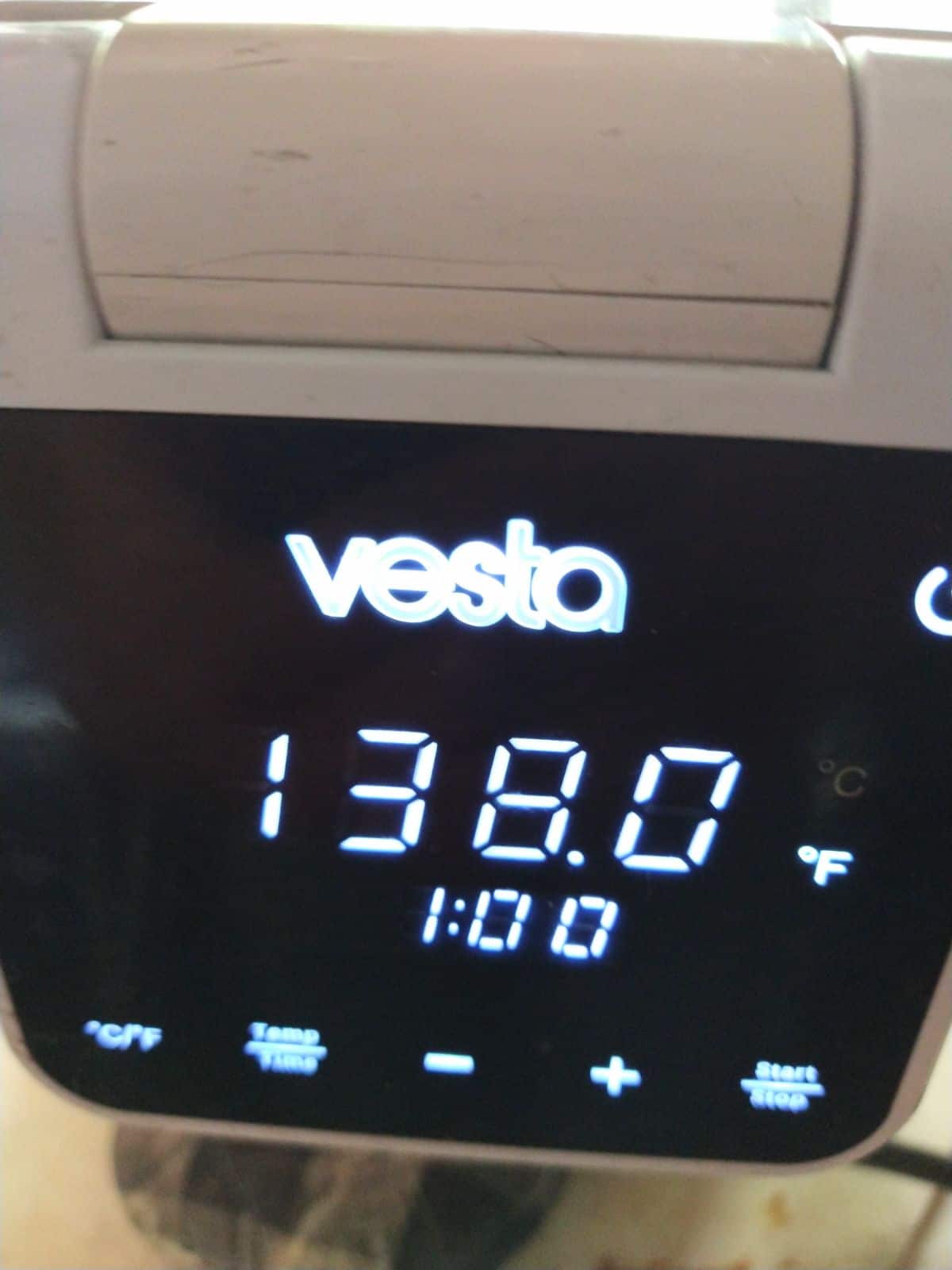 A white Vesta Immersion Circulator shown set to 138 degrees for 1 hour.