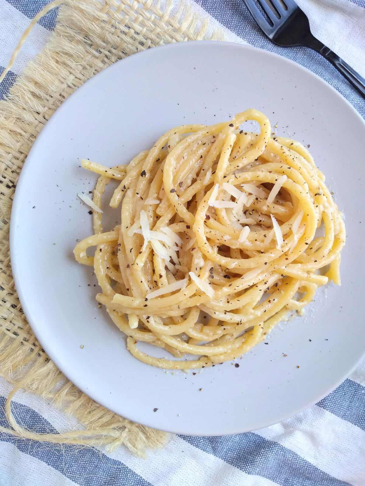 A plate of Cacio e Pepe pasta with cheese and pepper.